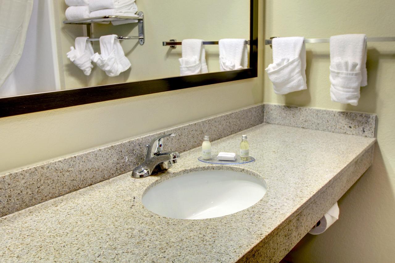 Cobblestone Inn And Suites - Eaton מראה חיצוני תמונה